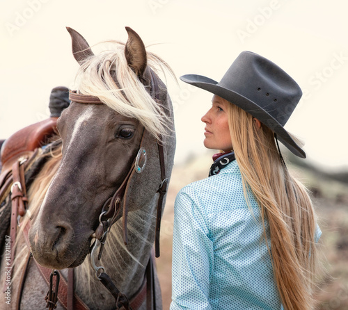 фотографія cowgirl with rocky mountain horse