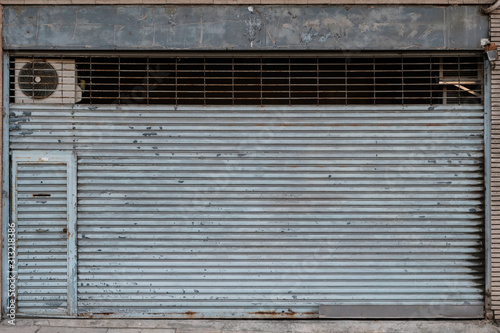 Foto vintage store or shop with closed metal shutter  -