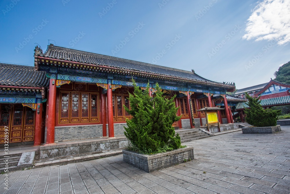 Naklejka premium The temple in the tianmen mountain at hunan province in china