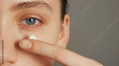 Video of woman puts a white cream on her face