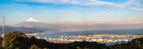 Foto Fuji moutain and habour landscpae view.