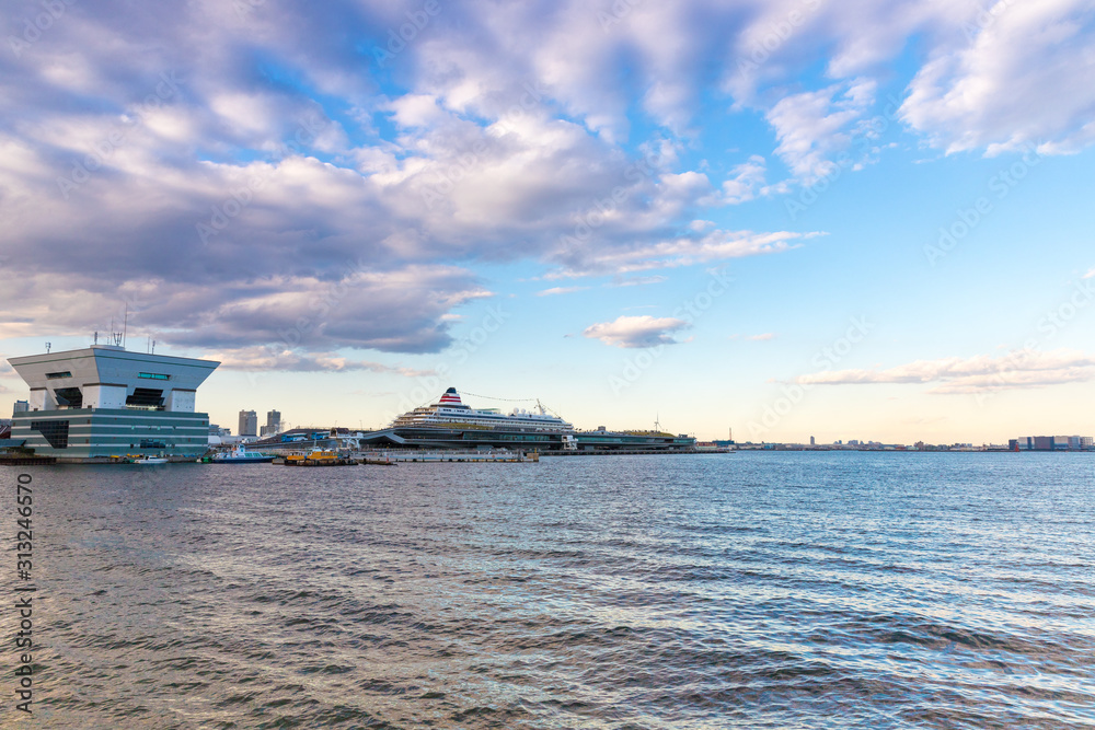 Obraz premium 横浜の港からみた夕暮れの海