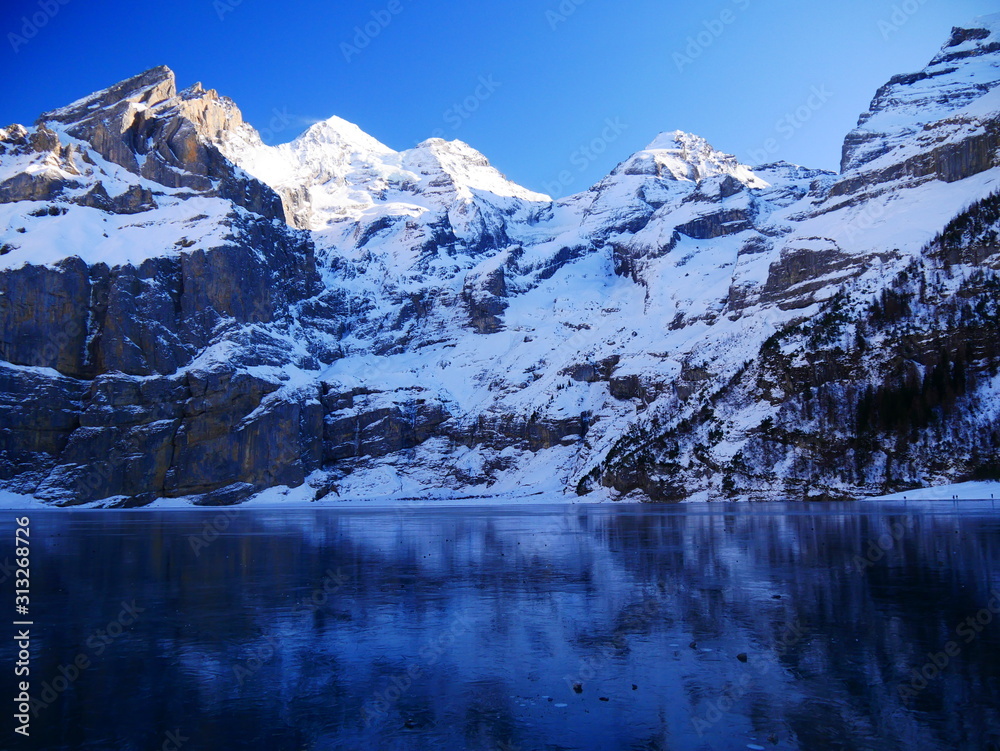 Kandersteg BE, Schweiz: Ein klarer Wintertag am Oeschinensee