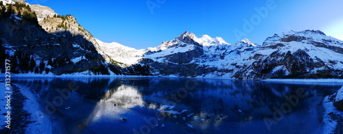 Kandersteg, Schweiz: Winterliches Panorama des Oeschinensees im Berner Oberland photo