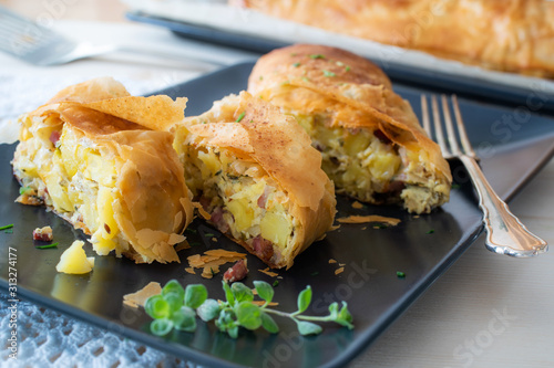 Fototapeta Naklejka Na Ścianę i Meble -  Kartoffelstrudel mit Speck