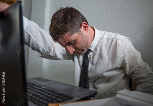 Fotografia corporate business work stress - young desperate and frustrated businessman work