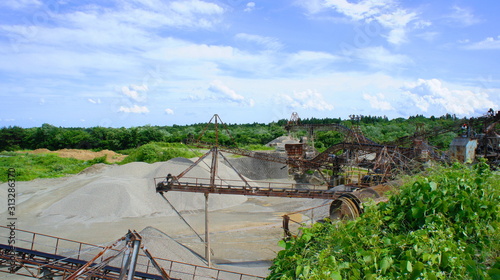 Foto Big equipment of crushed stone factory