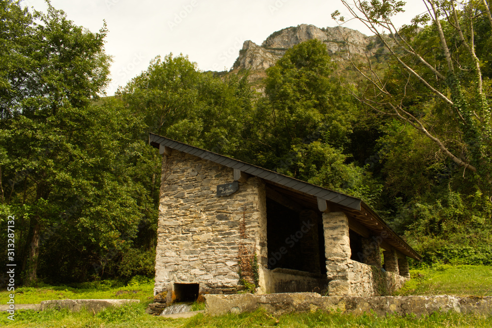 Lavoir dans le village de Aste Béon dans la Vallée d'Ossau dans les Pyrénées Atlantique