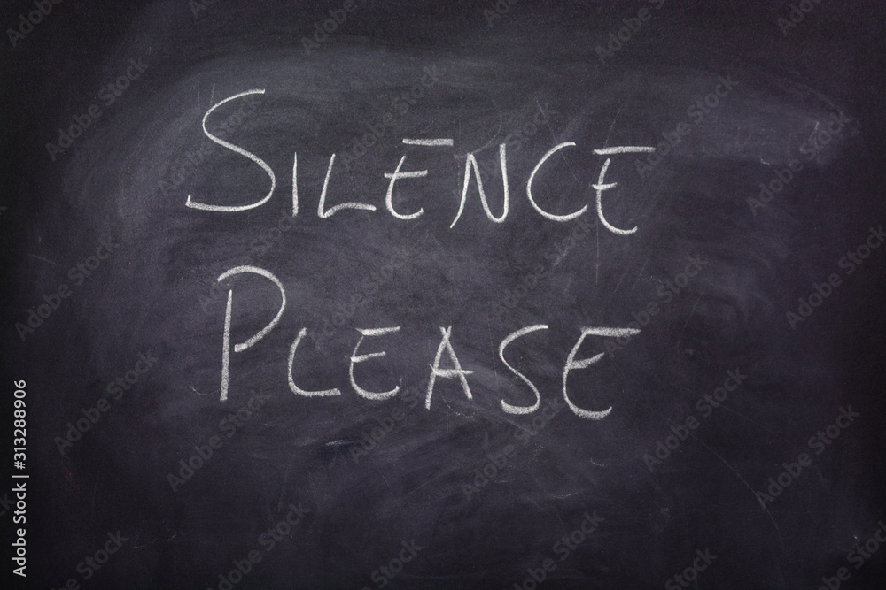 Obraz premium Message asking for silence written on a blackboard