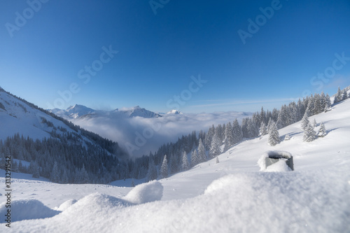 Blick auf ein wolkenbedecktes Tal © Sven
