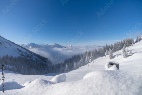 Blick auf ein wolkenbedecktes Tal