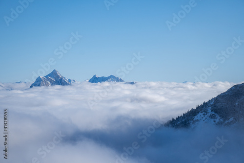 Bergspitzen durch eine Wolkendecke