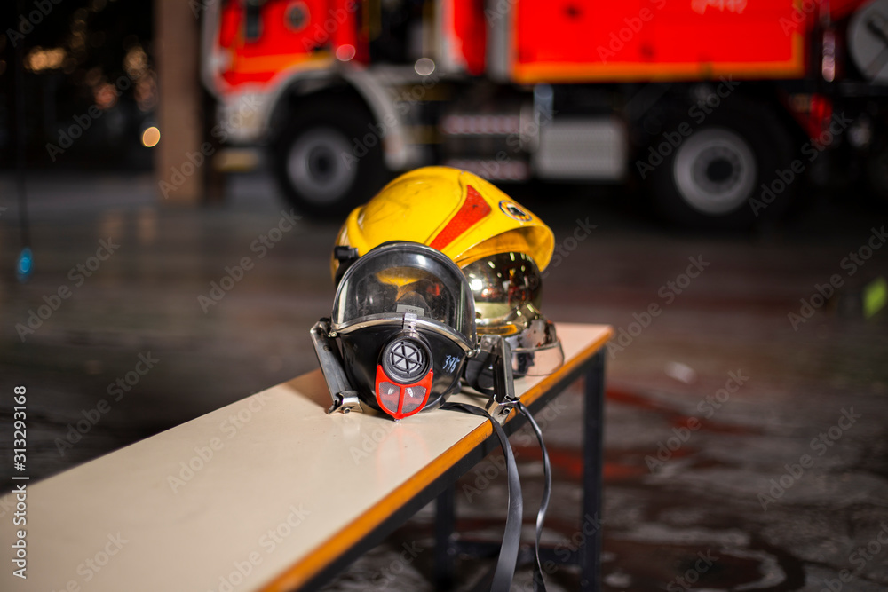 Obraz premium Casco y máscara de gas de equipo de bomberos