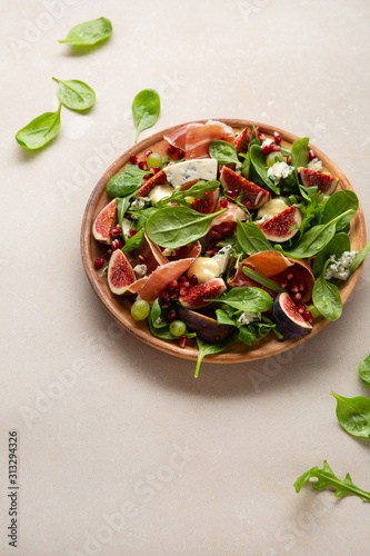 Green salad with figs and meat