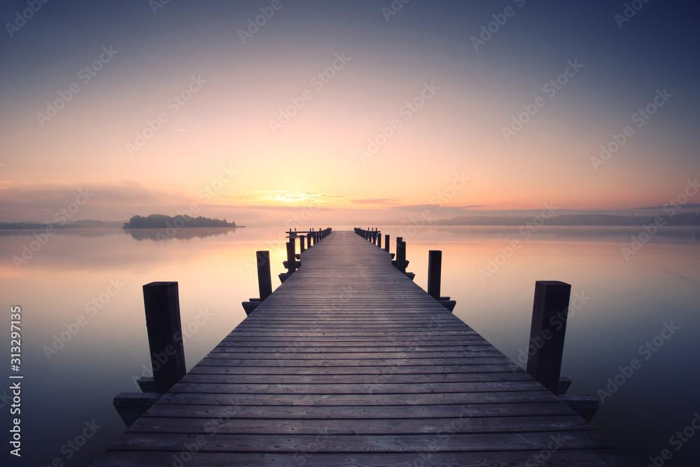 Fototapeta samotne drewniane molo nad jeziorem
