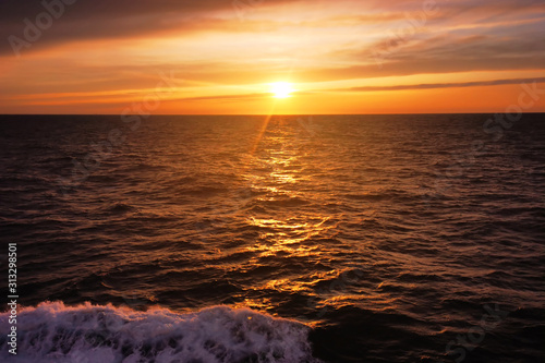 Sonnenuntergang Mittelmeer Welle