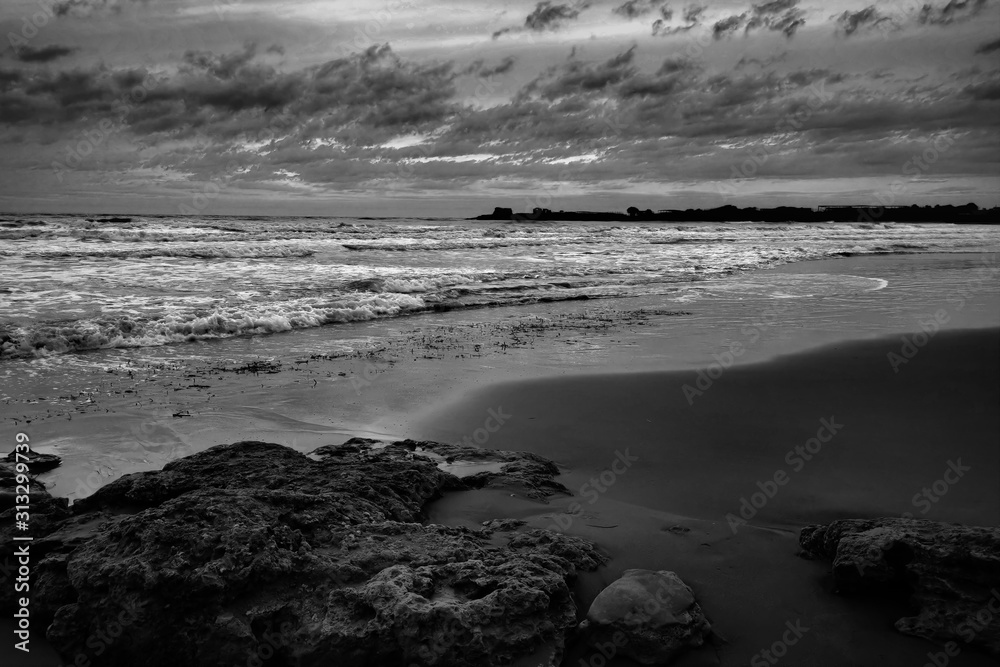 Steine Strand Wolken Meer Sizilien Schwarz Weiß