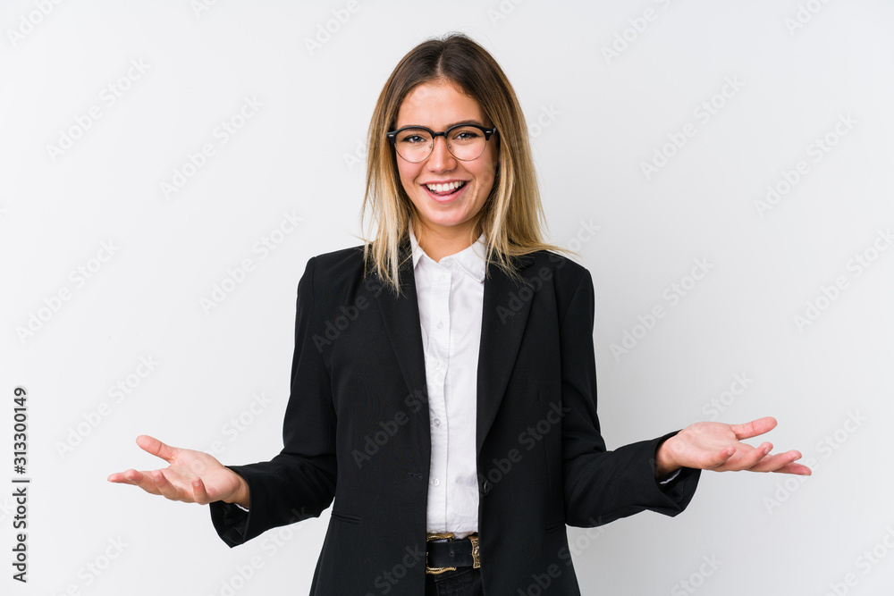Young business caucasian woman showing a welcome expression. - obrazy, fototapety, plakaty 