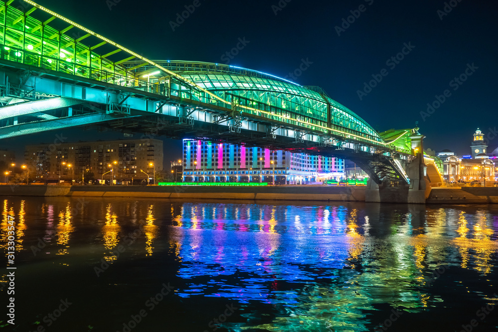 Obraz premium Moscow. Russia. Bridge of Bogdan Khmelnitsky at night. Kiev foot bridge against the night sky. Pedestrian bridge over the Moscow River. Rostov embankment. Evening illumination. Single Moscow tours.