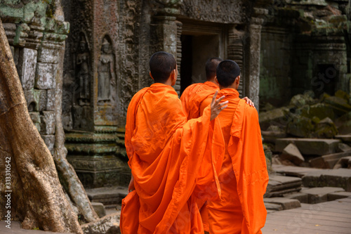 Photos 3 Bonzes de dos au temple de Ta Prom, Angkor Vat, Cambodge