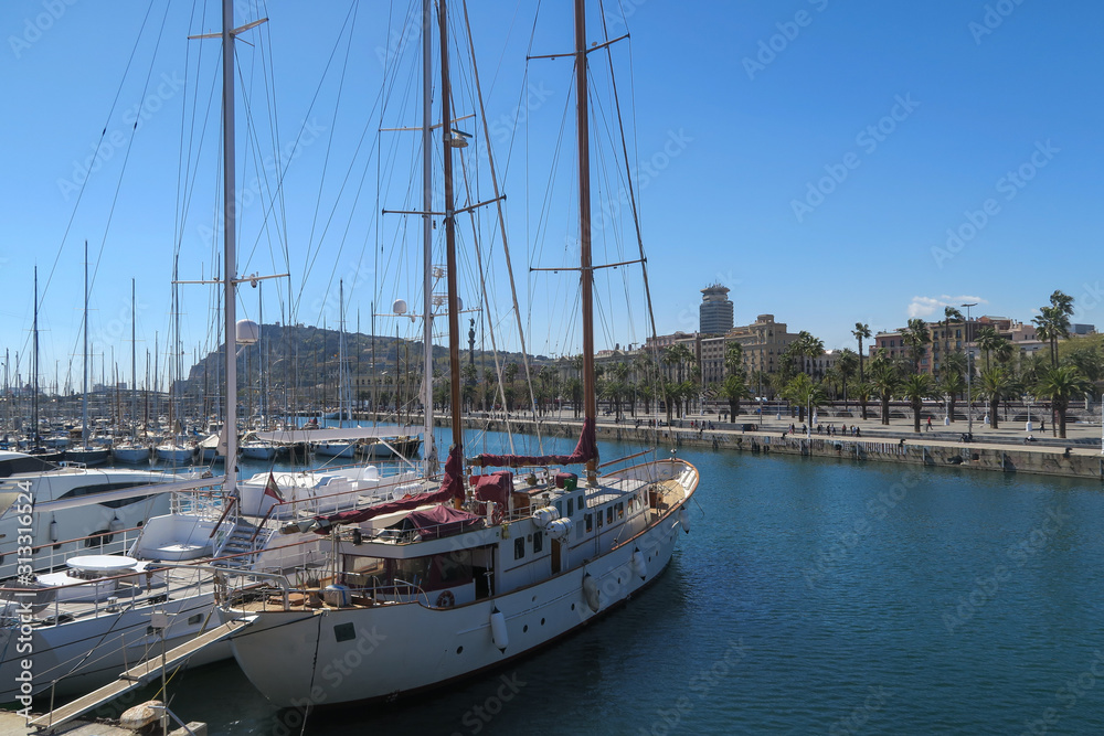 Barcelona: Blick vom Hafen Port Vell auf die Strandpromenade und den Berg und Schloss Montjuic