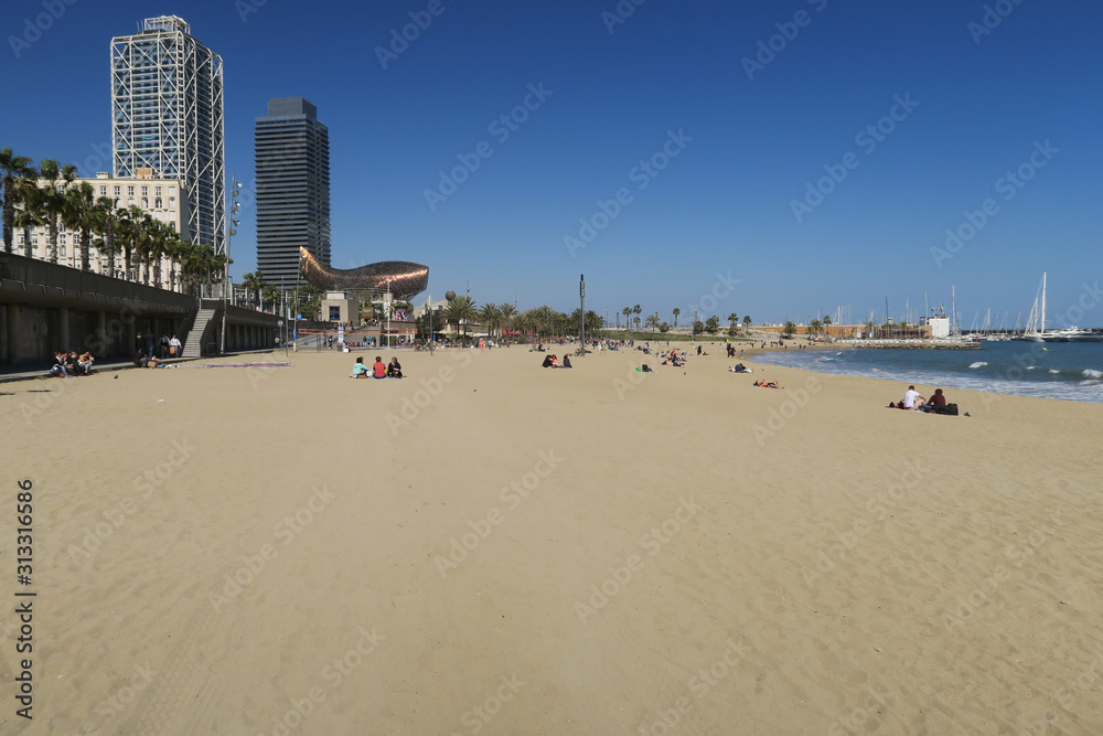 Barcelona, Spanien: Promenade Passeig Maritim am Praia de La Barceloneta