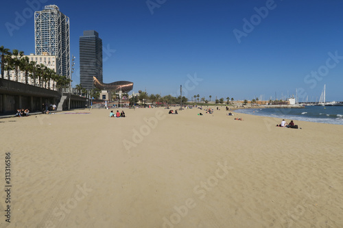 Barcelona, Spanien: Promenade Passeig Maritim am Praia de La Barceloneta © blickwinkel2511