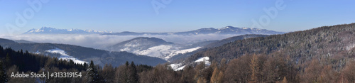 Panorama na Tatry i Beskid Sądecki z Bacówki pod Wierchomlą - Beskid Sądecki - Dwie doliny © Ola i Eryk