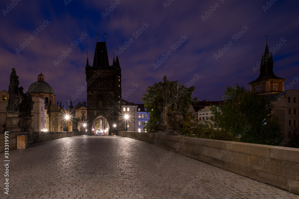 Obraz premium Toll tower gate at Karl Bridge in Prague on the night