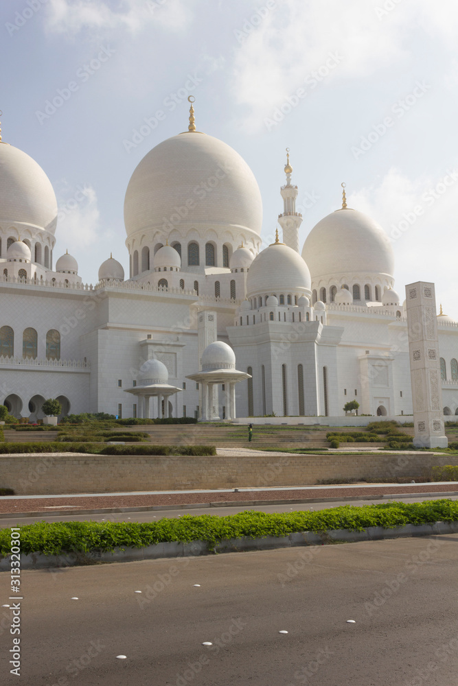 Fototapeta premium view from the street of the Sheikh al Zayed mosque