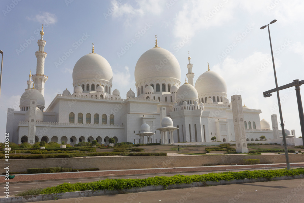 Obraz premium view from the street of the Sheikh al Zayed mosque