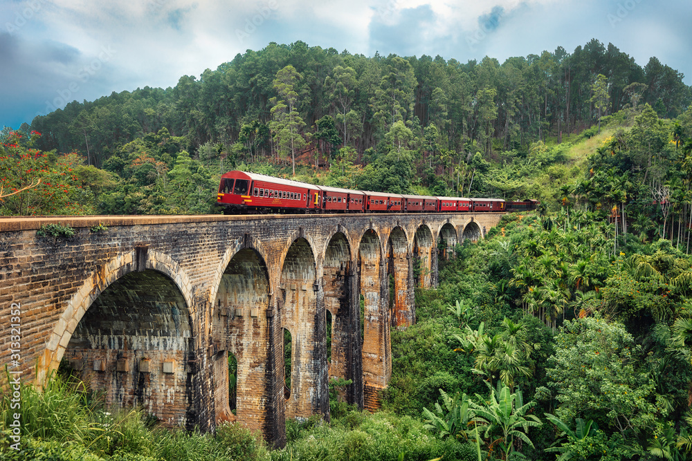 Tableau sur toile Nine Arches Bridge in Elle, Sri Lanka, taken in August 2019