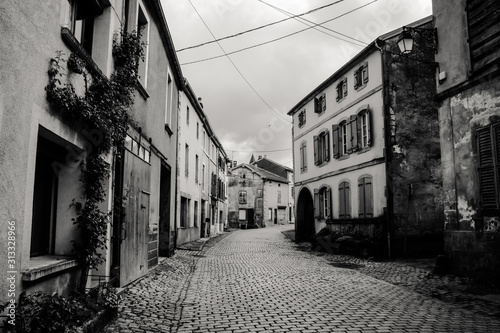 grande rue pavée à Fontenoy-le-Château qui est une commune française de Lorraine, située dans le département des Vosges, en région Grand Est photo