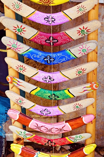 boomerang colorati in vendita in un negozio di souvenir nella regione dell'Algarve nel sud del Portogallo