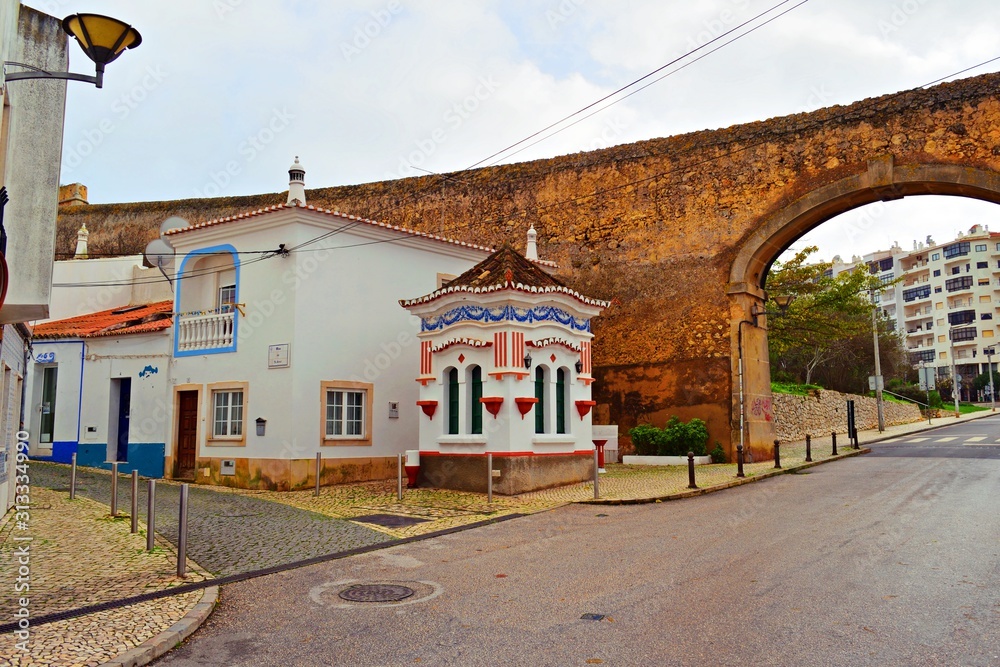 paesaggio urbano del centro storico di Lagos, un paese portoghese murato situato nella regione dell'Algarve nel distretto di Faro, Portogallo