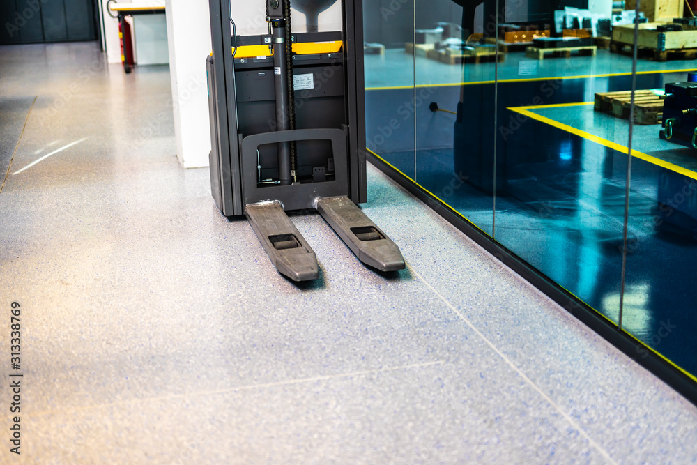 Obraz premium Gabelstapler / Gabelhubwagen steht in der Fabrik