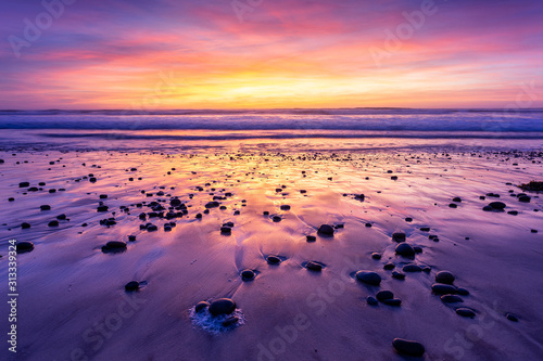 Fototapeta Naklejka Na Ścianę i Meble -  Intense purple sunset reflection