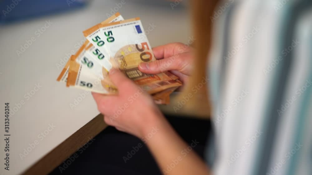 junge Frau zählt Geld, 50 Euro Banknoten
