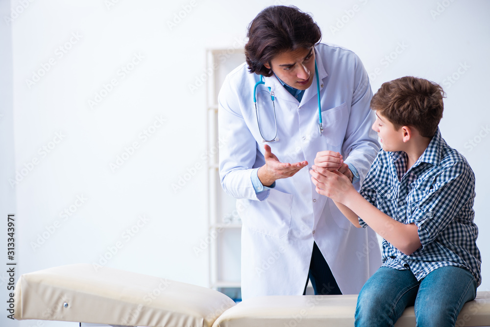 Obraz premium Hand injured boy visiting young male doctor