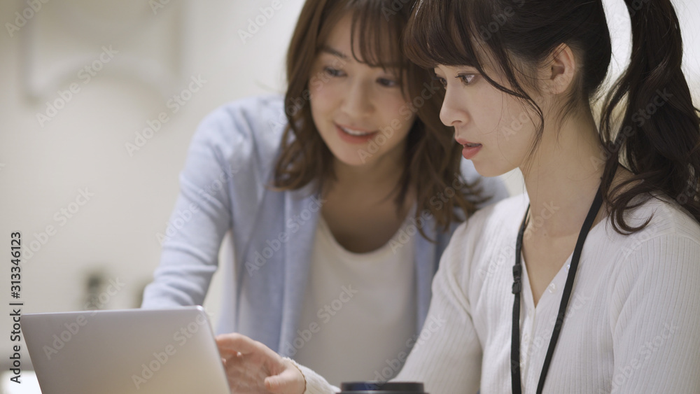 ノートパソコンで仕事をしている二人の女性	