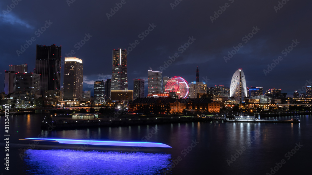 Obraz premium ２０２０年、横浜大さん橋から見たみなとみらいの夜景