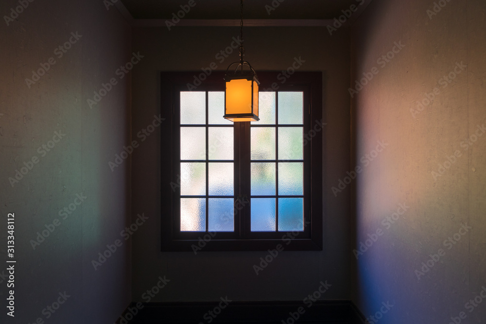 レトロな洋館の窓と白熱灯
