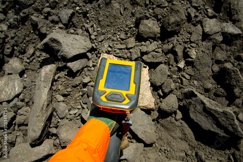 Photos X-Ray Fluorescence Analyzer in the Field