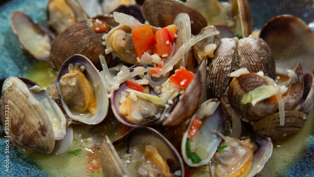 Steamed clams in garlic white wine broth