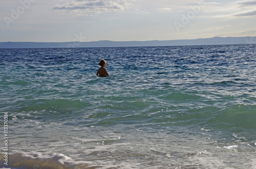 Dziewczyna kąpiąca się w morzu Adriatyckim © Patdrig Torc