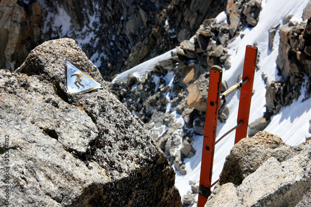 Obraz premium Everyone needs a little help: Ladder to the top of the Aiguille du Midi in the Mont Blanc massif in France