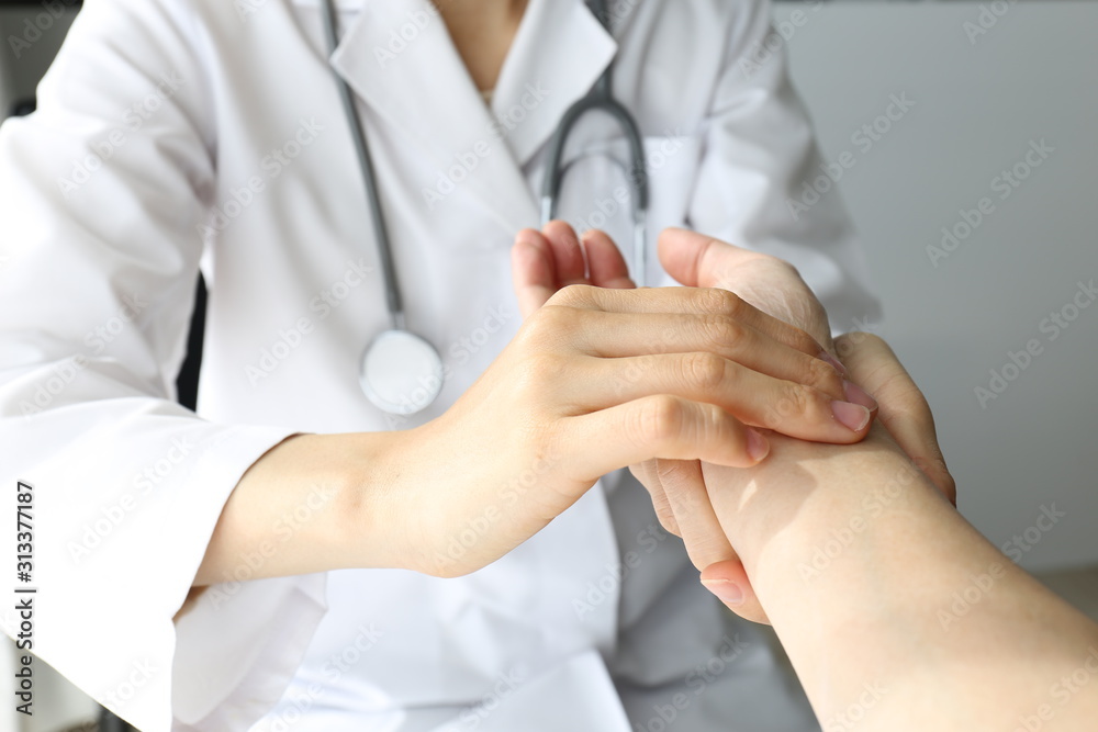 医療イメージ 医師の優しい手 医療イメージ 医師の優しい手
