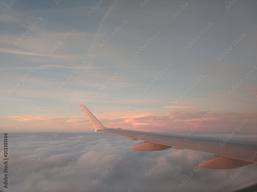 Fototapeta Skrzydło samolotu o zachodzie słońca