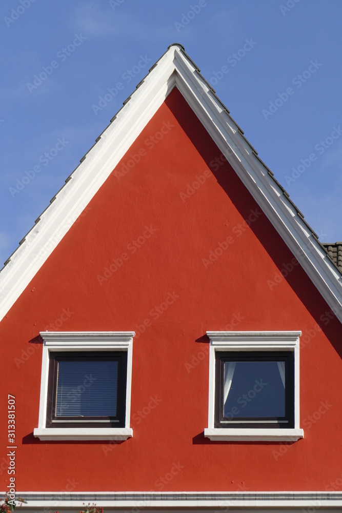 Rotes Wohngebäude, Dachgiebel, Altbau, Deutschland, Europa
