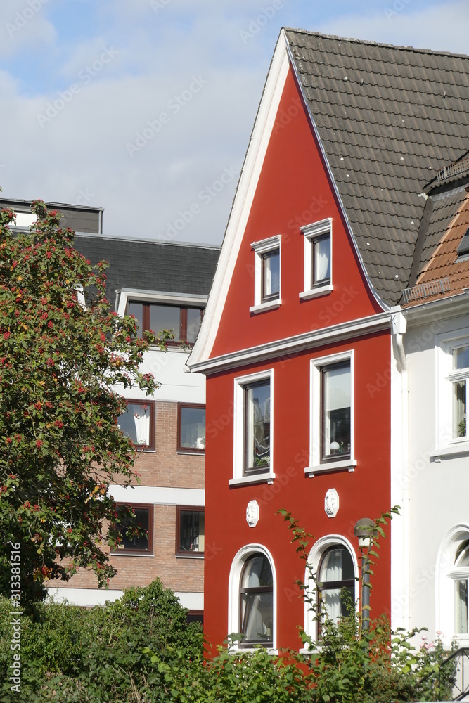 Rotes Wohngebäude, Dachgiebel, Altbau, Deutschland, Europa